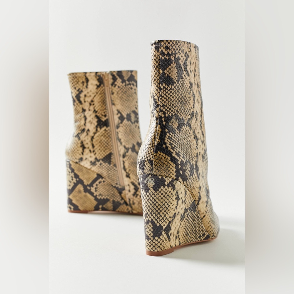 NWT NIB Matisse Kaia Wedge Side Zip Leather Boots Natural Snake Print Size 9